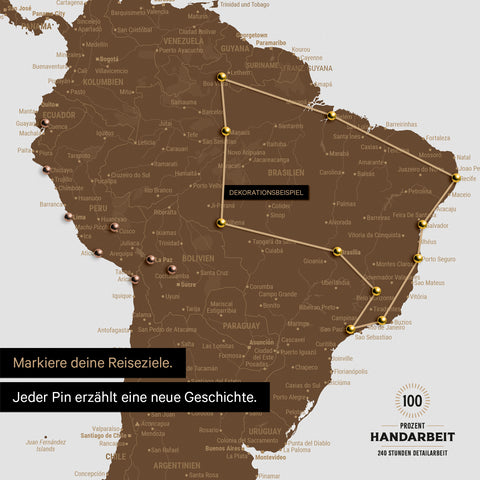 Detail einer Weltkarte als Pinn-Leinwand in Braun mit Pins, die eine abgesteckte Reiseroute in Südamerika durch die Länder Brasilien, Peru und Ecuador zeigt