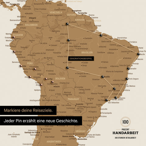 Detail einer Weltkarte als Pinn-Leinwand in Bronze mit Pins, die eine abgesteckte Reiseroute in Südamerika durch die Länder Brasilien, Peru und Ecuador zeigt