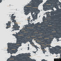 Ein detaillierter Ausschnitt einer Weltkarte-Pinnwand in der Farbe Denim Blue zeigt einen Ausschnitt von Europa mit allen Ländern und Hauptstädten.