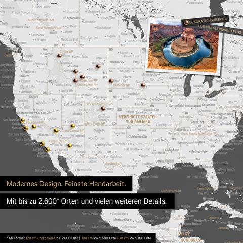 Detailreiche Weltkarte als Pinnwand in Dunkelgrau zur Markierung von bis zu 2.600 Reisezielen in den USA, Kanada und Mexiko, Ideal für die visuelle Darstellung vergangener Reisen und zukünftiger Reisepläne