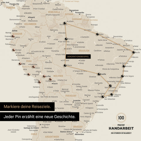 Detail einer Weltkarte als Pinn-Leinwand in Gold mit Pins, die eine abgesteckte Reiseroute in Südamerika durch die Länder Brasilien, Peru und Ecuador zeigt