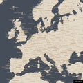 Ein detaillierter Ausschnitt einer Weltkarte-Pinnwand in der Farbe Hale Navy zeigt einen Ausschnitt von Europa mit allen Ländern und Hauptstädten.