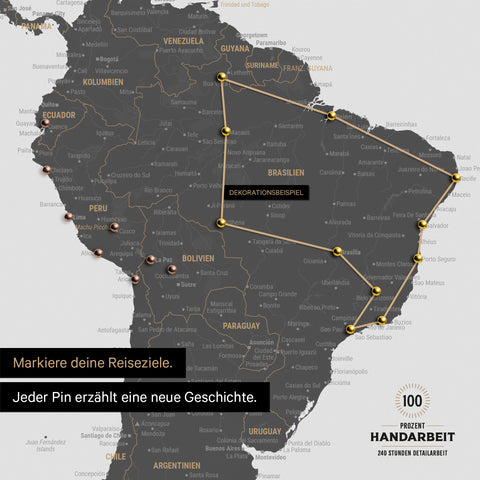 Detail einer Weltkarte als Pinn-Leinwand in Light Gray mit Pins, die eine abgesteckte Reiseroute in Südamerika durch die Länder Brasilien, Peru und Ecuador zeigt