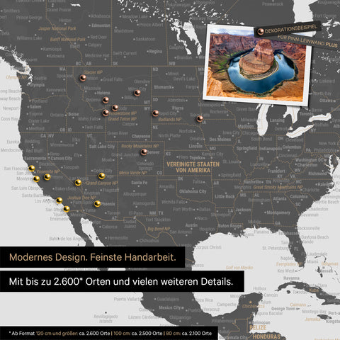 Detailreiche Weltkarte als Pinnwand in Light Gray zur Markierung von bis zu 2.600 Reisezielen in den USA, Kanada und Mexiko, Ideal für die visuelle Darstellung vergangener Reisen und zukünftiger Reisepläne