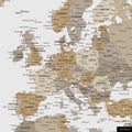 Een gedetailleerd fragment van een wereldkaart-prikbord in de kleur multicolor beige toont een uitsnede van Europa met alle landen en hoofdsteden.