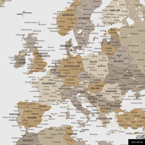 Een gedetailleerd fragment van een wereldkaart-prikbord in de kleur multicolor beige toont een uitsnede van Europa met alle landen en hoofdsteden.