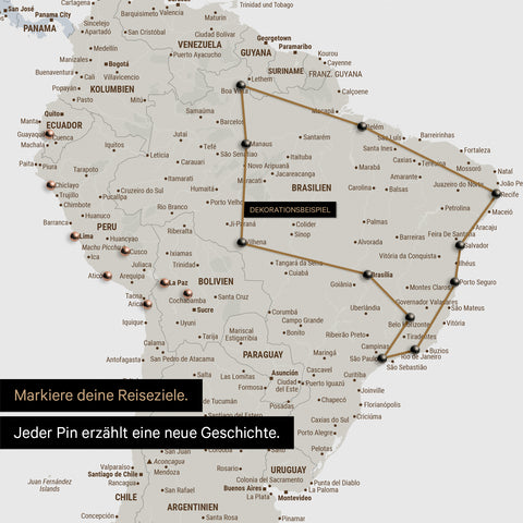 Detail van een wereldkaart als Canvas Prikbord in Multicolor Light met pins die een uitgestippelde reisroute in Zuid-Amerika door de landen Brazilië, Peru en Ecuador toont