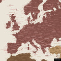 Ein detaillierter Ausschnitt einer Weltkarte-Pinnwand in der Farbe Multicolor Matt zeigt einen Ausschnitt von Europa mit allen Ländern und Hauptstädten.