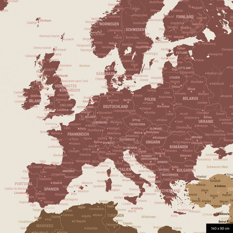 Ein detaillierter Ausschnitt einer Weltkarte-Pinnwand in der Farbe Multicolor Matt zeigt einen Ausschnitt von Europa mit allen Ländern und Hauptstädten.
