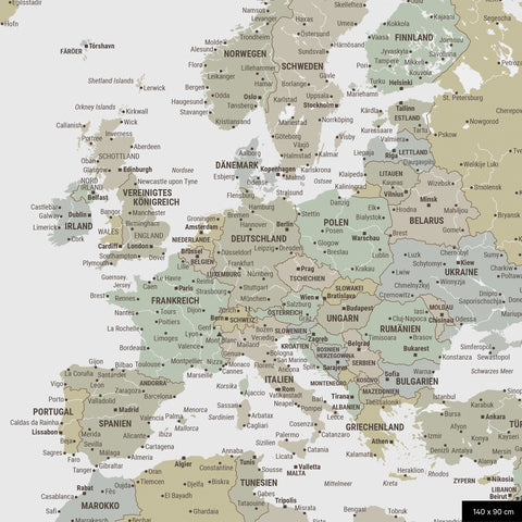 Een gedetailleerd fragment van een wereldkaart-prikbord in de kleur Multicolor Sage toont een uitsnede van Europa met alle landen en hoofdsteden.