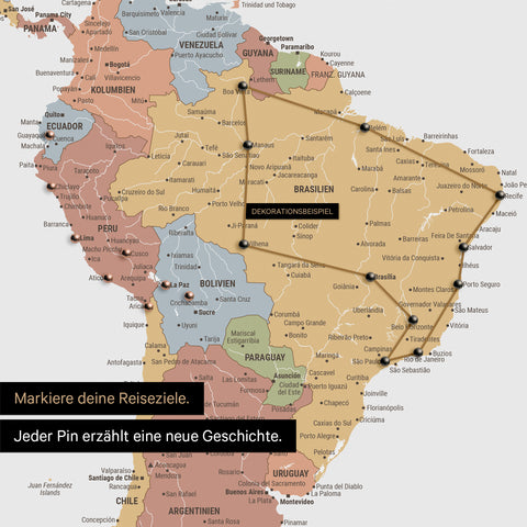 Detail van een wereldkaart als Canvas Prikbord in Multicolor Sienna met pins die een uitgestippelde reisroute in Zuid-Amerika door de landen Brazilië, Peru en Ecuador toont
