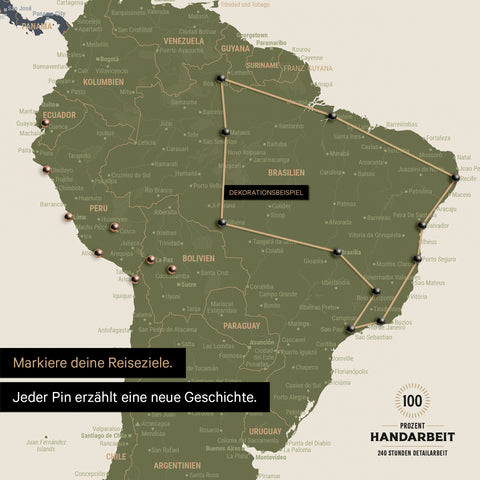 Detail einer Weltkarte als Pinn-Leinwand in Multicolor Vivid mit Pins, die eine abgesteckte Reiseroute in Südamerika durch die Länder Brasilien, Peru und Ecuador zeigt
