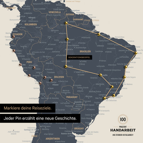 Detail einer Weltkarte als Pinn-Leinwand in Navy Light mit Pins, die eine abgesteckte Reiseroute in Südamerika durch die Länder Brasilien, Peru und Ecuador zeigt