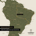 Detail einer Weltkarte als Pinn-Leinwand in Oliv-Grün mit Pins, die eine abgesteckte Reiseroute in Südamerika durch die Länder Brasilien, Peru und Ecuador zeigt