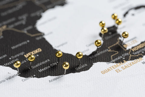 Weltkarte als Pinn-Leinwand in brillanten Farben und gestochen scharfer Druck für optimale Lesbarkeit