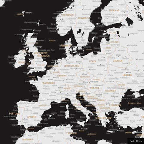 Ein detaillierter Ausschnitt einer Weltkarte-Pinnwand in Schwarz Weiss zeigt einen Ausschnitt von Europa mit allen Ländern und Hauptstädten.