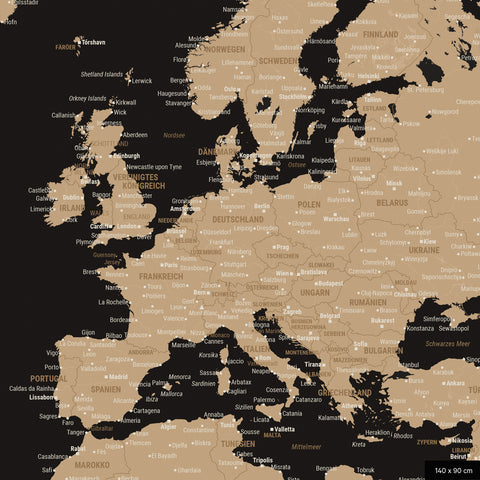 Ein detaillierter Ausschnitt einer Weltkarte-Pinnwand in der Farbe Sonar Black zeigt einen Ausschnitt von Europa mit allen Ländern und Hauptstädten.