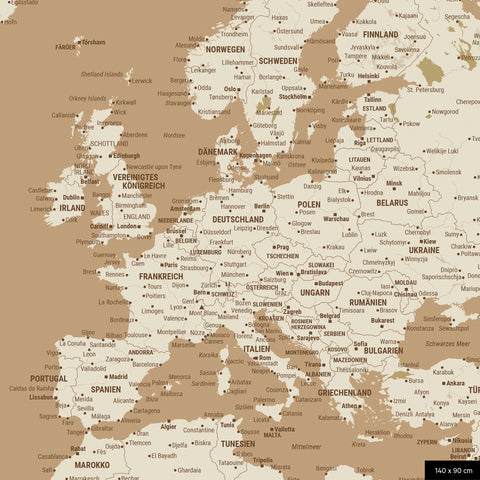 Ein detaillierter Ausschnitt einer Weltkarte-Pinnwand in der Farbe Treasure Gold zeigt einen Ausschnitt von Europa mit allen Ländern und Hauptstädten.