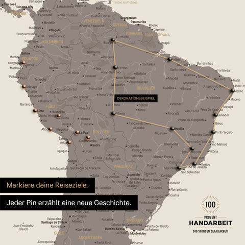 Detail einer Weltkarte als Pinn-Leinwand in Warmgray (Braun-Grau) mit Pins, die eine abgesteckte Reiseroute in Südamerika durch die Länder Brasilien, Peru und Ecuador zeigt