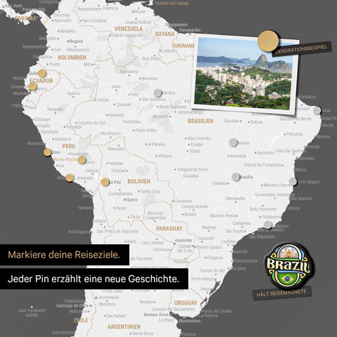 Detail einer magnetischen Weltkarte als Magnettafel in Dunkelgrau zeigt Südamerika mit einem angepinnten Foto sowie Reise- und Urlaubsmagnete
