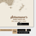 Magnetische Weltkarte in Desert Sand (Beige) mit Personalisierung als Logo mit Familiennamen