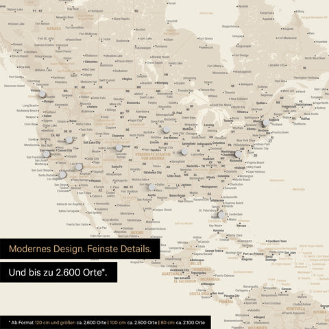 Pinnen von Reisezielen auf einer magnetischen Weltkarte als Magnetposter in Gold