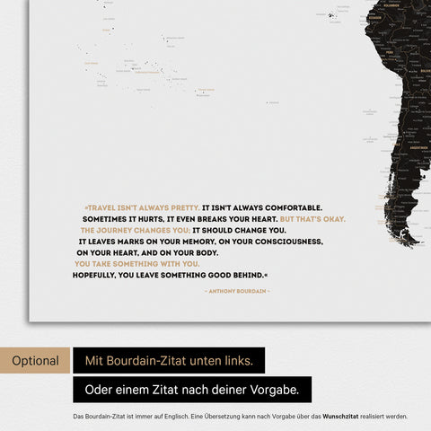 Magnetische Weltkarte in Light Black mit eingedrucktem Zitat von Anthony Bourdain, das mit einer Personalisierung gegen ein anderes Zitat ersetzt werden kann
