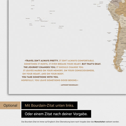 Magnetische Weltkarte in Multicolor Beige mit eingedrucktem Zitat von Anthony Bourdain, das mit einer Personalisierung gegen ein anderes Zitat ersetzt werden kann