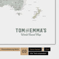 Magnetische Weltkarte in Multicolor Sage mit Personalisierung als Logo im Vintage-Look