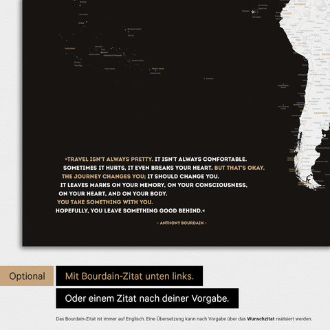 Magnetische Weltkarte in Schwarz Weiss mit eingedrucktem Zitat von Anthony Bourdain, das mit einer Personalisierung gegen ein anderes Zitat ersetzt werden kann