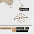 Alternatives motif pour une personnalisation avec ton nom sur une carte du monde en couleur multicolore beige