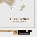 Carte du monde en couleur multicolore beige avec un logo vintage comme personnalisation moderne