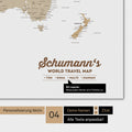 Carte du monde en couleur multicolore beige avec personnalisation en tant que logo familial