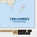Wereldkaart in kleur multicolor klassiek met een vintage-logo als moderne personalisatie