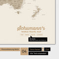 Carte du monde en couleur multicolore mate avec personnalisation en tant que logo familial