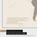 Carte du monde en couleur multicolore mate avec une citation imprimée d'Anthony Bourdain, qui peut être remplacée par n'importe quelle autre citation lors d'une personnalisation