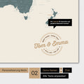 Carte du monde en couleur multicolore vif avec un logo vintage comme personnalisation moderne