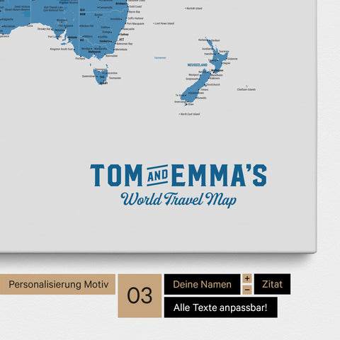 Personalisierung einer Weltkarte Pinnwand in Blau mit einem Logo im Vintage-Look, bei dem die Namen und die Unterzeile „World Travel Map“ geändert werden kann