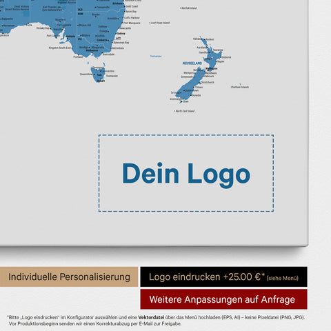 Weltkarte als Pinn-Leinwand in Blau, auf die ein Firmenlogo eingedruckt werden kann und weitere Individualisierungen als Sonderanfertigung vorgenommen werden können