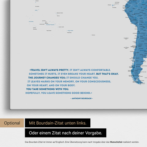 Weltkarte in Blau mit eingedrucktem Zitat von Anthony Bourdain, das bei einer Personalisierung gegen ein beliebiges anderes Zitat ersetzt werden kann