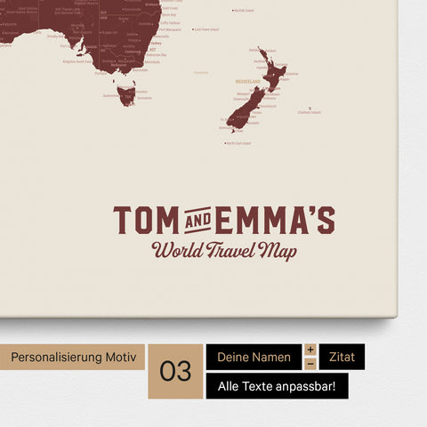 Personalisierung einer Weltkarte Pinnwand in Bordeaux Rot mit einem Logo im Vintage-Look, bei dem die Namen und die Unterzeile „World Travel Map“ geändert werden kann