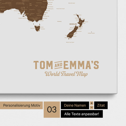 Personalisierung einer Weltkarte Pinnwand in Braun mit einem Logo im Vintage-Look, bei dem die Namen und die Unterzeile „World Travel Map“ geändert werden kann