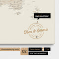 Personalisierte Weltkarte als Pinnwand Leinwand in Gold mit eingedruckten Namen und einer Legende zur Markierung von besuchten Orten