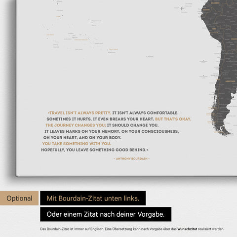 Weltkarte in Light Gray mit eingedrucktem Zitat von Anthony Bourdain, das bei einer Personalisierung gegen ein beliebiges anderes Zitat ersetzt werden kann