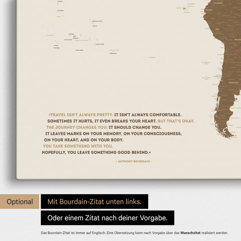 Weltkarte in Multicolor Brown mit eingedrucktem Zitat von Anthony Bourdain, das bei einer Personalisierung gegen ein beliebiges anderes Zitat ersetzt werden kann