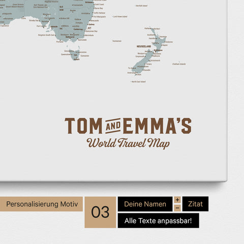 Personalisatie van een wereldkaart prikbord in Multicolor Light met een logo in vintage stijl, waarbij de namen en de ondertitel „World Travel Map“ aangepast kunnen worden