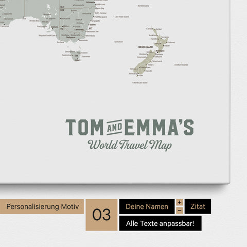 Personalisatie van een wereldkaart prikbord in multicolor salie met een logo in vintage stijl, waarbij de namen en de ondertitel „World Travel Map“ kunnen worden aangepast