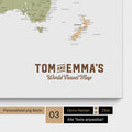 Personalisatie van een wereldkaart prikbord in multicolor Sienna met een logo in vintage stijl, waarbij de namen en de ondertitel „World Travel Map“ kunnen worden aangepast
