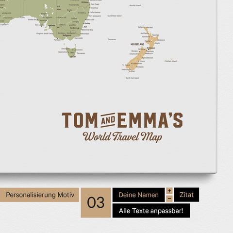 Personalisatie van een wereldkaart prikbord in multicolor Sienna met een logo in vintage stijl, waarbij de namen en de ondertitel „World Travel Map“ kunnen worden aangepast