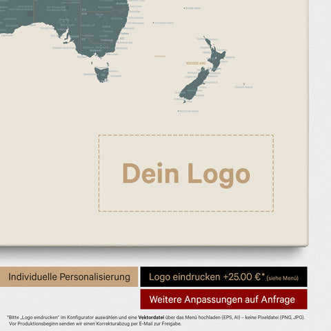 Weltkarte in Multicolor Vivid mit eingedrucktem Zitat von Anthony Bourdain, das bei einer Personalisierung gegen ein beliebiges anderes Zitat ersetzt werden kann